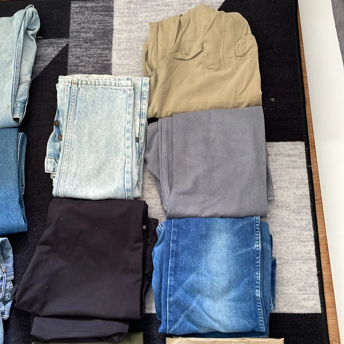 Mix av jeans och byxor i olika färger - 1