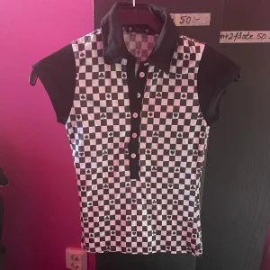 unik och cool pikétröja  - jätte snygg och du borda köpa🙏🙏 100% cotton och i bra skick, lite urtvättad bara! sitter tight, lite mindre i storleken skulle sagt xs! skickar så snabbt som möjligt🫶