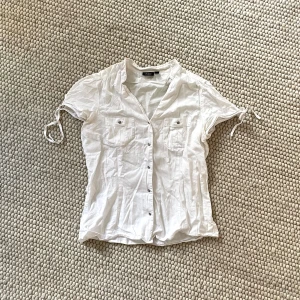 Vit blus - Vit kortärmad blus från lindex, supersöt med små knytband på axlarna 🫶🏻
