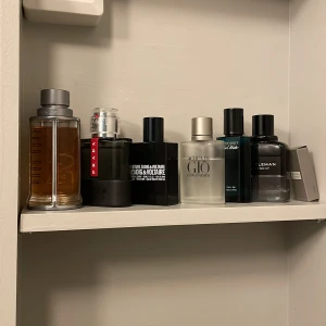 Mix av herrparfymer från kända märken - Säljer flera herrparfymer från Hugo Boss, Prada, Zadig & Voltaire, Giorgio Armani, Davidoff och Givenchy. Alla nästan helt fulla