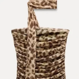 Leopardmönstrad festtopp från Zara - Supersnygg festtopp från Zara med leopardmönster i beige och bruna toner. Klänningen har draperad front och en scarf-detalj som ska runt halsen. Perfekt fester! Passar alla årstider. Passar även storlek S