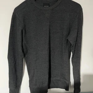 Mörkgrå tröja från Zara Man - En stilren mörkgrå tröja från Zara Man Basic Collection. Tröjan har rund halsringning, långa ärmar och är tillverkad i ett mjukt bomullsmaterial. Perfekt för dig som gillar en enkel och clean look. Öppen för bundles och frågor!  Man, kille, grisch, Stockholm, plagg, billigt, small, s, stil, stiligt, style, jacka, tröja, skjorta, kvalitet, märke, märkeskläder