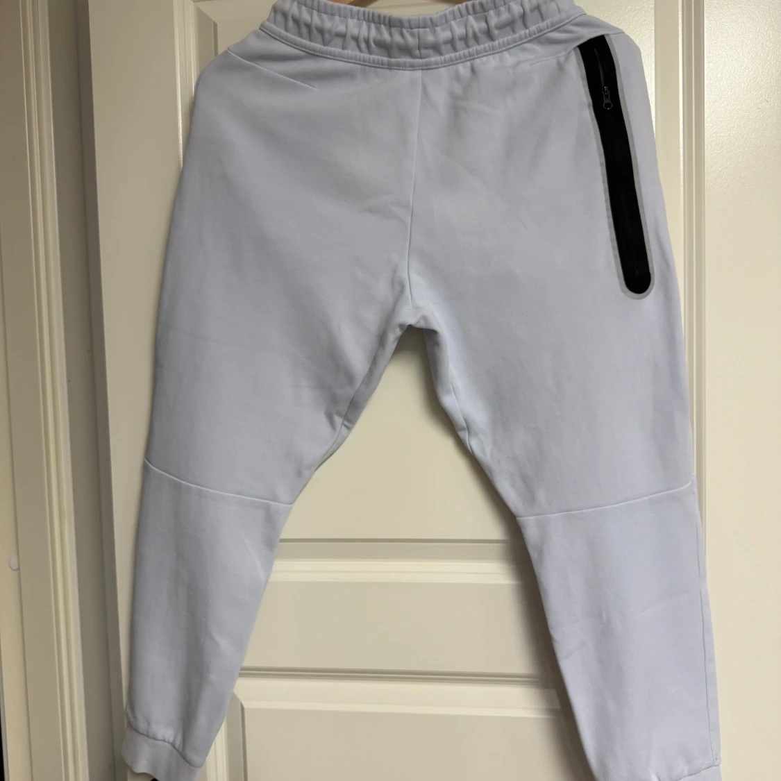 Ljusgrå/vita Nike Tech byxor - 2