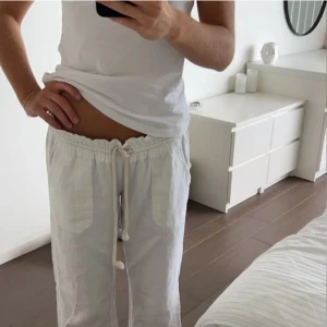 Roxy linnebyxor - Säljer mina Roxy linnebyxor i storlek S men som passar mig som vanligtvis har S, väldigt bra skick och köptes för 599💗