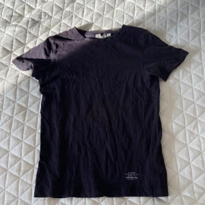 Svart t-shirt från Kappahl - Säljer denna svarta T-shirt som kan användas av både tjej och kille. Pris går att diskutera🥰