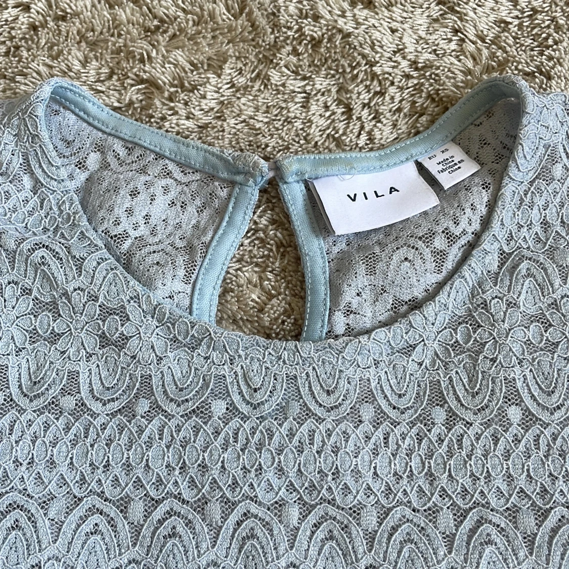 Ljusblå spetsblus från Vila - 2