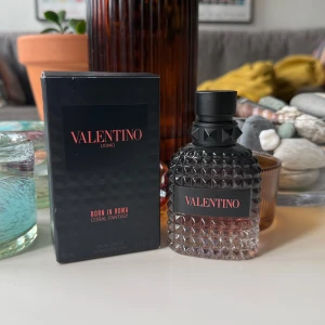 Valentino Parfym - Valentino Coral Fantasy Parfym🍎💐50ml flaska, andra bilden visar hur mycket som är kvar! Det är en mycket fin, fruktig och blommig doft. Den håller länge och märks av tydligt utan att ge huvudvärk. Rekommenderar om du letar efter en signatur doft för sommaren-hösten. Bara att hojta till vid frågor😊