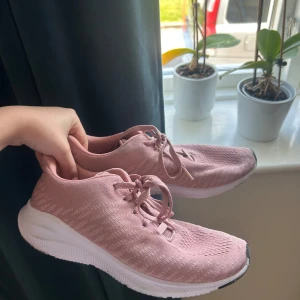 Rosa sneakers i storlek 40 - Säljer ett par snygga rosa sneaker! Skorna har snörning och är riktigt lätta och bekväma. Perfekt spring/ute skor 