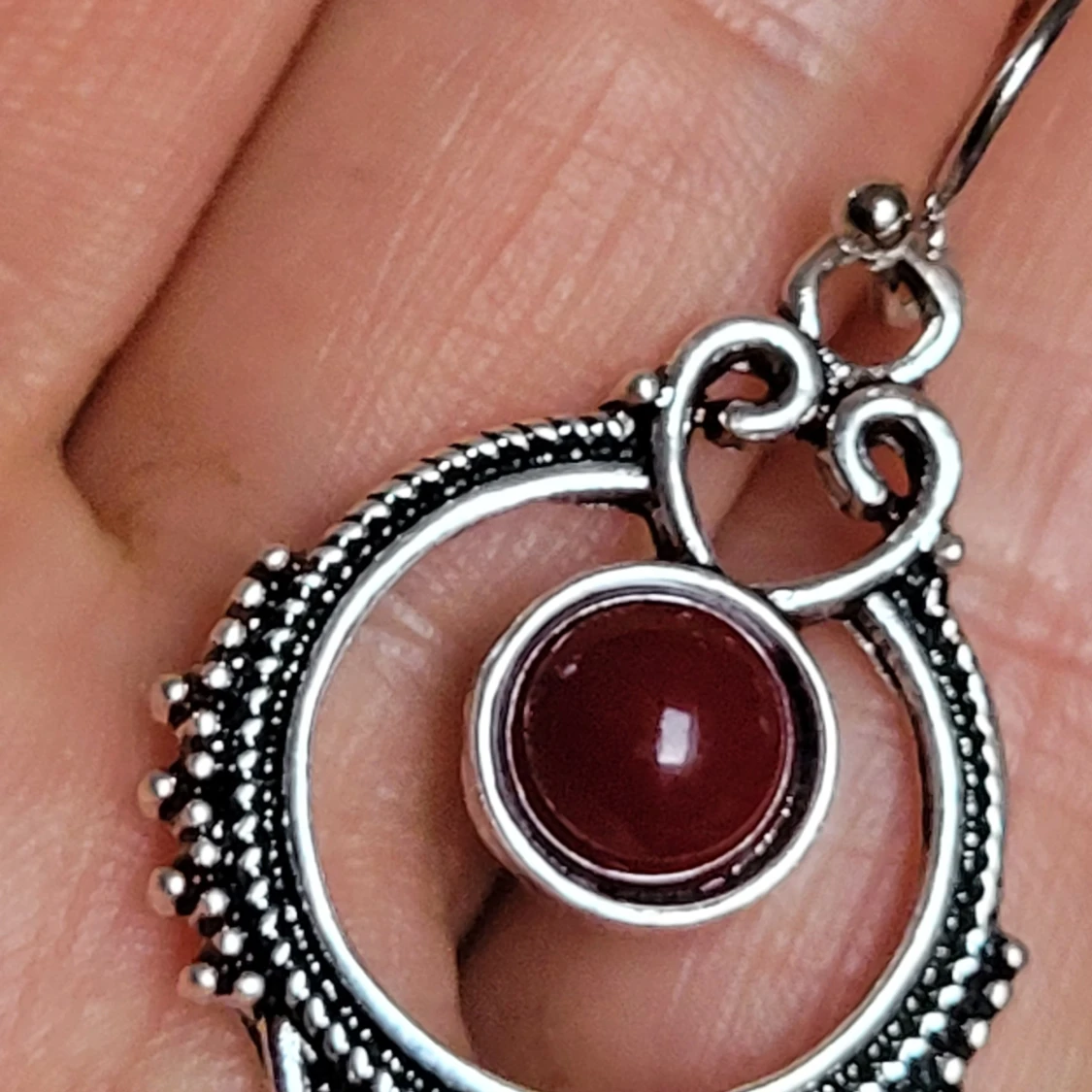  Helt nya Silvriga örhängen med röd pärldetalj - 4