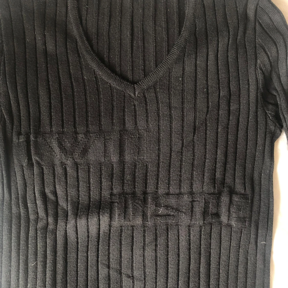 Svart ribbad stickad tröja med text - 1