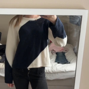 Mysig blåvit stickad tröja Gina Tricot - Säljer en stickad tröja från Gina Tricot i storlek 158/164. Tröjan har ett snyggt blockmönster i mörkblått och vitt, rund halsringning och långa ärmar. Perfekt för dig som gillar en chill och stilren look.