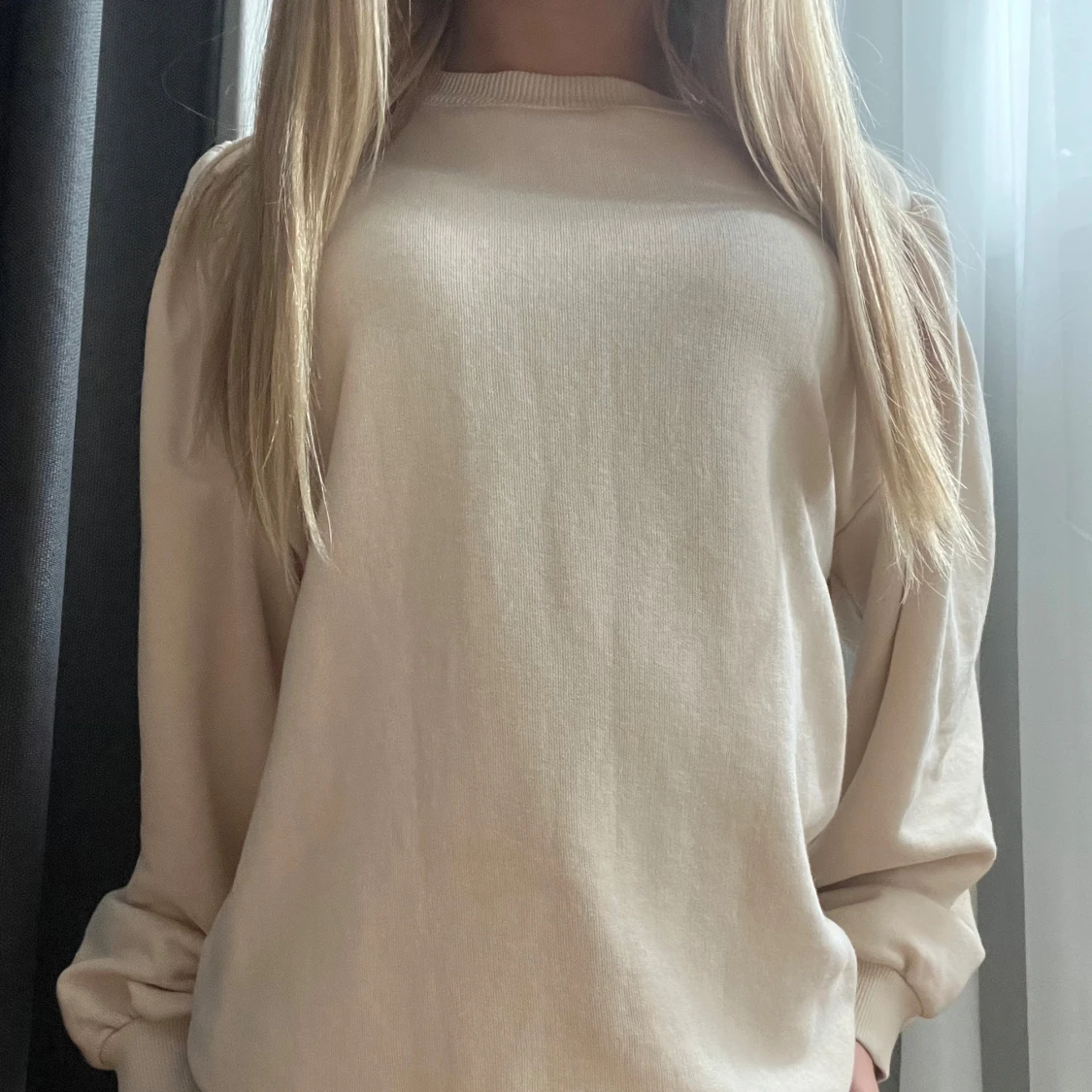 Beige tröja med ballongärmar - 1