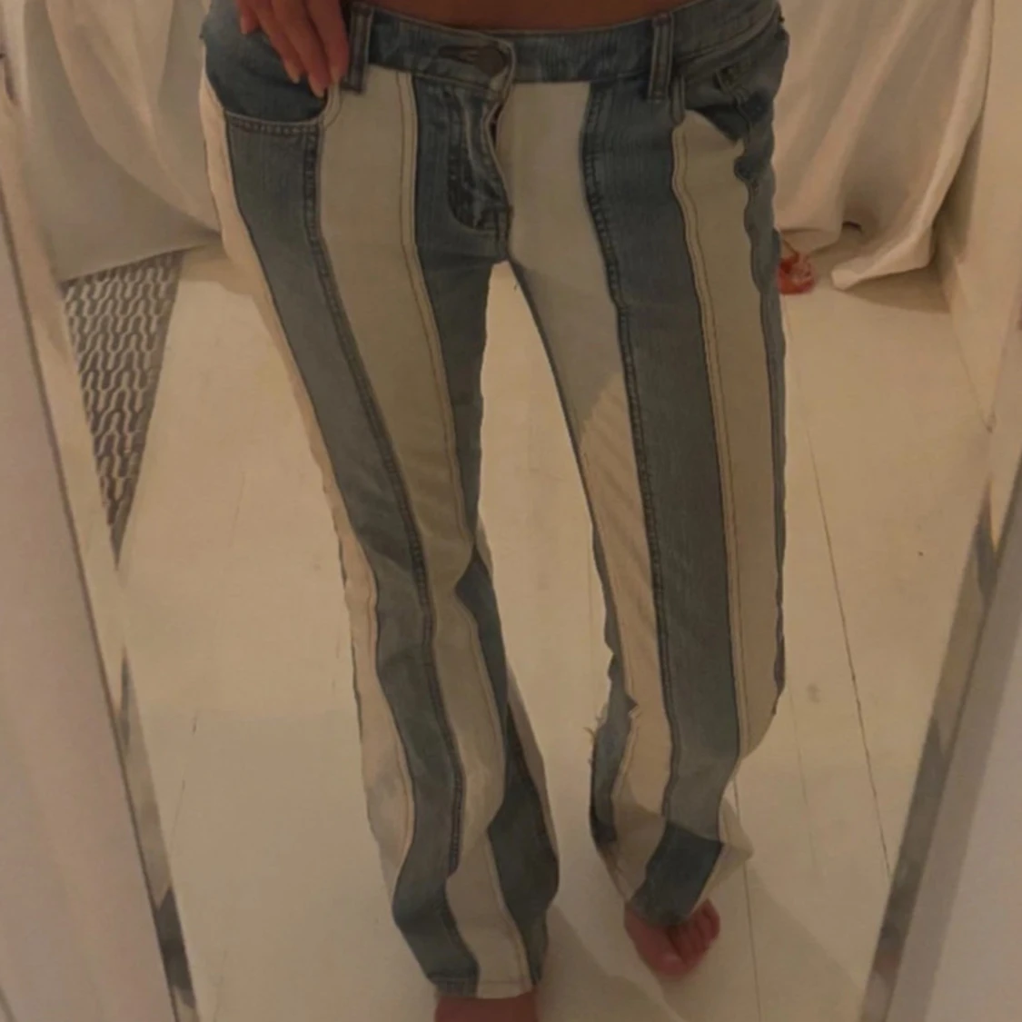 Randiga jeans med raka ben