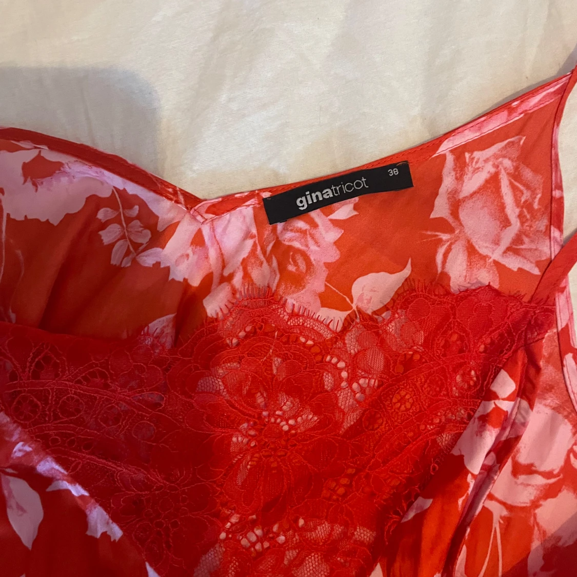 Röd blommig linnetopp från Gina Tricot - 2