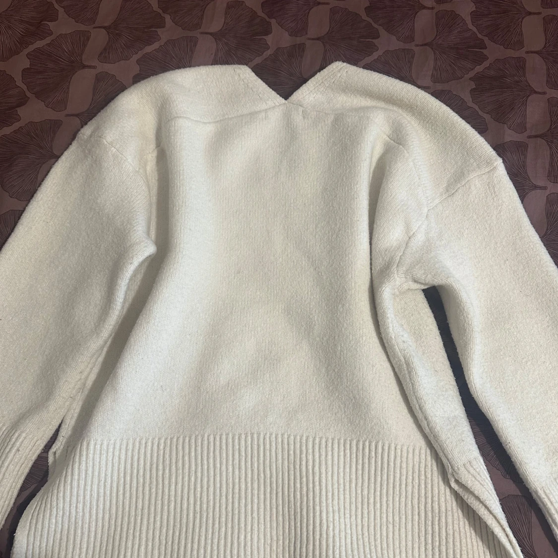 Vit v-ringad stickad tröja BikBok - 1