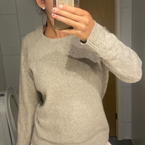 Beige stickad tröja från Vero Moda - Mysig beige stickad tröja från Vero Moda i storlek L. Tröjan har rund halsringning, långa ärmar och en enkel, clean look som är lätt att matcha. Perfekt för lager-på-lager och chill dagar.