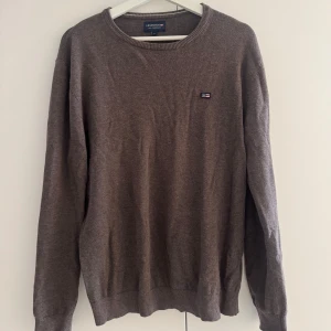 Lexington kabelstickad tröja - Säljer här en brun stickad tröja från Lexington i storlek M. Nypris ca 1200kr. Mitt pris 250kr
