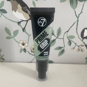 W7 Prime Grip Primer  - Primer från W7💚Använts ett fåtal gånger (se hur mycket som finns kvar i andra bilden). Locket har en liten spricka men det påverkar inte produkten :)