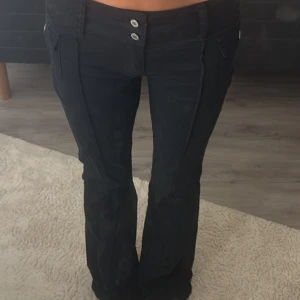 Svarta lågmidjade bootcut byxor - Super snygga lågmidjade byxor i cargo material! Köpta från brandy Melville så i strl one size men det sitter som typ s! ❤️ de har inga bakfickor! Bara använda ett fåtal gånger! Pris kan diskuteras!