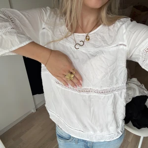 Vit blus med spetsdetaljer - Säljer en luftig vit blus med snygga spetsdetaljer och trekvartsärmar🤍Storlek är okänd men passar mig som brukar ha Xs/S
