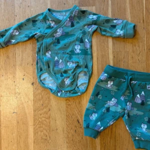 Babysit body och byxa strl 62, 3-6mpn - Set, Förlängningsbar body och boxa med vargmotiv från Polarn och Pyret. Använt men fint skick har mycket kvar att ge.