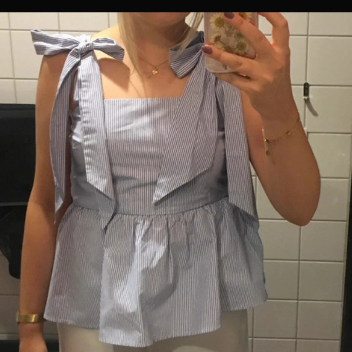 Randig blå linnetopp med rosetter 