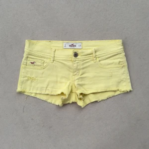 2010s Hollister lågmidjade mini shorts  - perfekta lågmidjade jeansshorts med snygga revor 🌼 vacker ljusgul färg 🌼i utmärkt skick  🌼se måtten på bilderna 