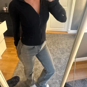 Grå bootcut jeans från Gina Tricot Perfect Jeans  - Säljer ett par gråa bootcut jeans från Perfect Jeans i storlek 34. Jeansen har klassisk femficksdesign, hög midja och är tillverkade i mjukt denimtyg. Snygg passform med lätt utsvängda ben och bälteshällor i midjan.