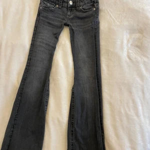 Svarta bootcut jeans Gina Tricot - Snygga svarta jeans från Gina Tricot i bootcut-modell. Jag har sytt in dem i låren för att passa mig därav priset, kan tyvärr inte visa på då det är alldeles för tajta numera, pris kan diskuteras 💗