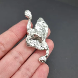 Unik silverfärgad statementring - Handgjort Unik ring och chunky statementring i silverfärgad metall med organisk, abstrakt form. Perfekt accessoar för att lyfta din outfit med något annorlunda. Ringen är justerbar i storlek. Ringens figurstorlek-5,5cm. 