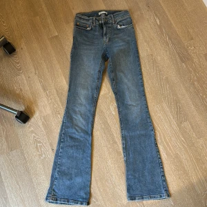 Blå bootcut jeans från Gina Tricot - Snygga blå bootcut jeans från Gina Tricot, modell Perfect Jeans i storlek 34.