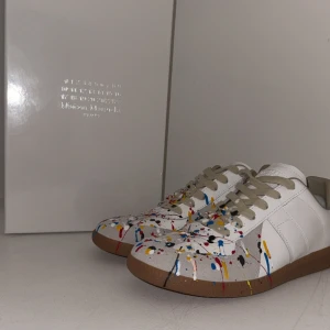 Maison margiela gats paint splatter - Hej,säljer mina maison margiela paint splatter dom är i ett mycket bra skick,Skorna är i storlek 43 och har inga deffekter osv,Vid mer frågor är det bara att skriva