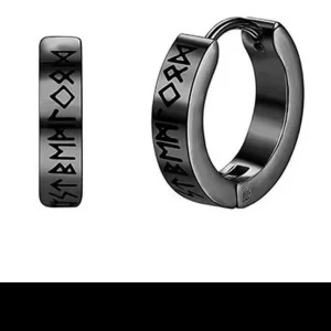  Helt nya Svarta örhängen med runmönster - Coola svarta örhängen i ringmodell med ingraverade runliknande symboler runt hela ringen. De är tillverkade i metall och har en stilren, lite edgy vibe som passar perfekt för dig som gillar detaljer med attityd.