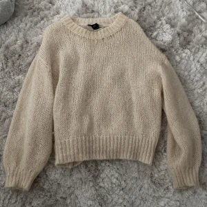 Stickad tröja  - Super söt stickad tröja i jättefint skick! Storlek M men passar både xs och S