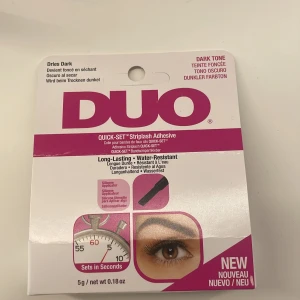 DUO Quick-Set franslim Dark Tone (Obruten förpackning)  - (OBS obruten förpackning, felbeställning från kicks) DUO Quick-Set StripLash Adhesive i färgen Dark Tone är ett vattenresistent franslim med silikonapplikator. Limmet torkar snabbt och blir mörkt, perfekt för att fästa lösögonfransar med precision. Förpackningen innehåller 5g.