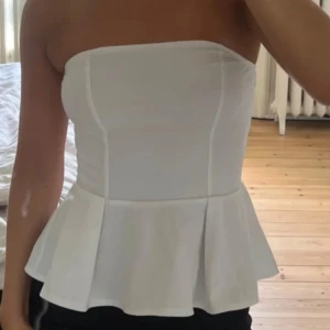 Vit tubtopp från H&M - Säljer min vita tubtopp från H&M. Finns inte kvar på hemsidan. Är väldigt populär och svår att få tag i. Använd endast 1 gång. Storlek XS. Kostade ungefär 400 kr nypris. Lånad bild!!!