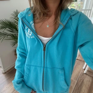 Hollister zip - En zip från Hollister i storlek M, kan upplevas som oversize. Tröjan är i väldigt fint skick. Se liknande zip i min profil! E61