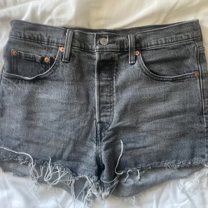 jeansshorts från Levis ❣️ - korta jeansshorts från Levis använda en gång 😇 kontakta för mer bilder / diskutera pris 🥰