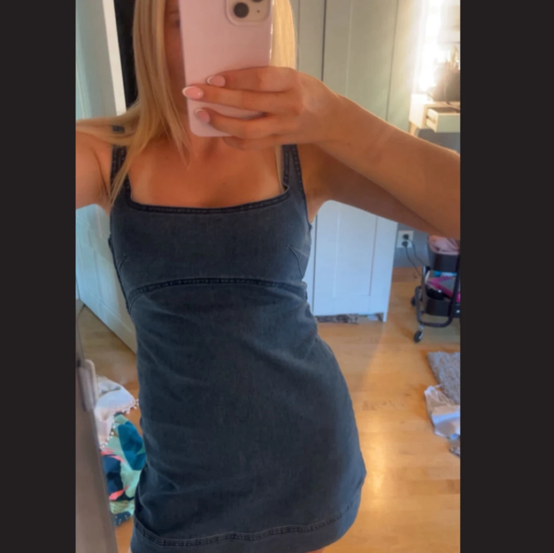 Mörkblå jeansklänning med smala axelband - 1