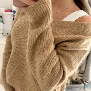 Beige stickad tröja  - Beige stickad tröja från hm!!