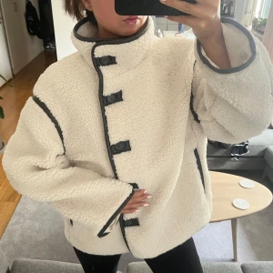 Hm teddy jacka  - Världens finaste och gosigaste jacka från hm🧸Super skick, endast använd 3 gånger! Helt slutsåld. Perfekt nu till höst och vintern! Skriv vid intresse eller frågor!🍁