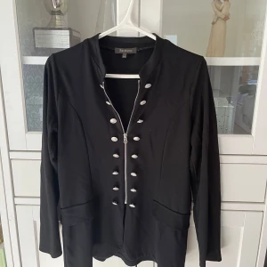 Svart rock med dragkedja från Alice Bizous - Svart rock från Alice Bizous i storlek M. Jackan har knappar på men stängs via dragkedja💕