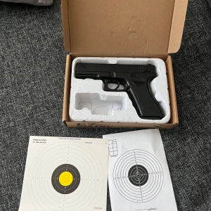 Airsoft metall  - Hej säljer den då jag inte använder den lägre den är metall förutom magasinet man får med runt 100 kulor med köpet INTE RIKTIGT 