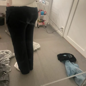 Lågmidjade mjukisbyxor  - Lågmidjade mjukisbyxor i modellen Low waist mjukisbyxa, säljer även ett par likadana i grå . Nypris 499,