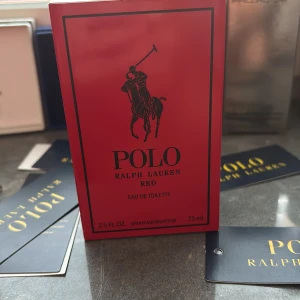 Polo Red Eau de Toilette 75ml - Polo Red från Ralph Lauren är en ikonisk herrparfym i en snygg, röd glasflaska med svart logga och svart kork med RL-gravyr. Flaskan rymmer 75 ml och har en sportig, modern look som sticker ut på hyllan. Perfekt för dig som gillar klassiska och fräscha dofter. (Helt ny ALDRIG Använd)