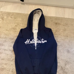 Fodrad zip up hoodie från Hollister!  - Fodrad zip från Hollister i storlek M! Passar både killar och tjejer. Lite stor på mig som är 160cm lång. Köpt på vinted men har själv aldrig använt den! Skriv om du har frågor och pris kan diskuteras vid snabbt köp! 💗