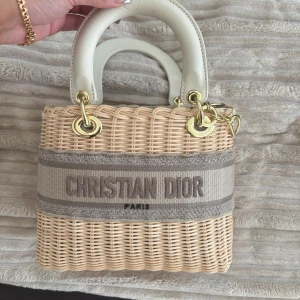 Väska  - Super fin väska, Christian D liknande väskan! Passar till allt, inte original. 