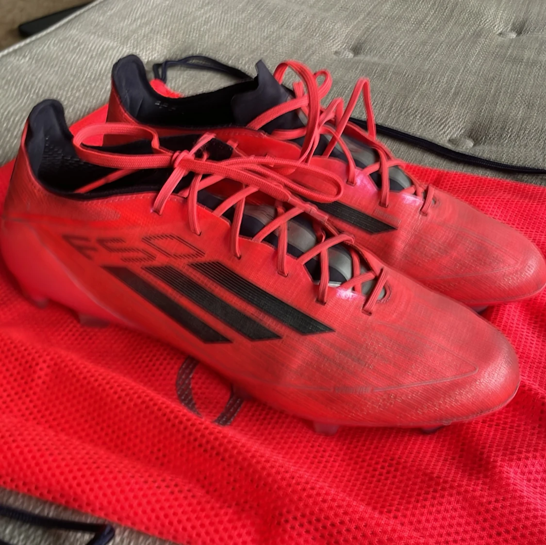 Röda Adidas F50 fotbollsskor - 1