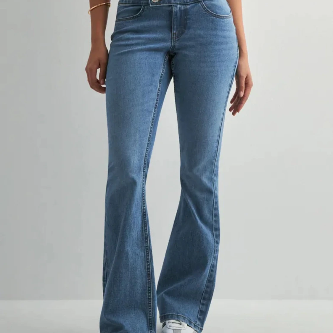 Blå bootcut jeans med dubbla knappar - 2