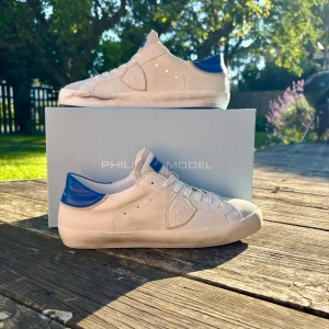 HELT NYA Philipe models - Jag säljer mina riktigt snygga Philipe models. Skorna är HELT NYA och aldrig andvänd , skicket är 10/10! Skorna är så strl 38 men passar strl 39 hur bra som helst. Självt klart medkommer box! Nypris Ca 4000 kr mitt pris 1899!  Priset är ej hugget i sten. Hör av er vid frågor.